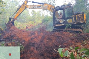 Manggala Agni kerahkan alat berat sekat kebakaran di Bengkalis Riau