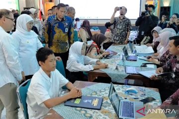 Gubernur Jatim Khofifah pastikan SPMB jenjang SMA berjalan lancar
