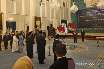 Prabowo lantik Nanik Deyang, Agustina, dan Trenggono jadi pimpinan BGN