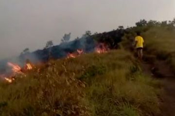 Kawasaki Bukit Sempana di Kaki Gunung Rinjani terbakar