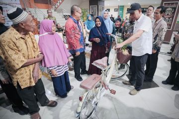 Wamensos serahkan bantuan Atensi ke warga Pringsewu peringati HLUN