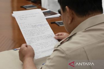 Momen Prabowo terima surat apresiasi dari siswa SMKN 1 Sorong
