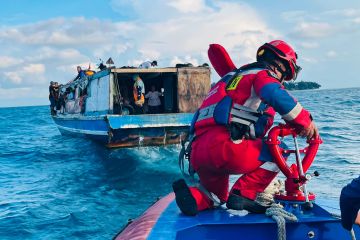 Kelebihan muatan, 26 penumpang kapal dievakuasi ke Pulau Panggang