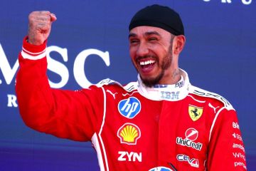 Bos Mercedes tak ingin bersaing dengan Hamilton