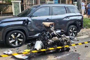 Pemotor tewas usai ditabrak mobil yang hilang kendali di Jaktim