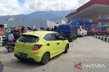 Warga Palu antre isi BBM di SPBU setelah gempa magnitudo 6,7