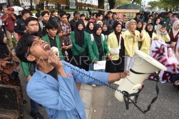 Aksi unjuk rasa di Padang