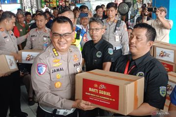 Polri bagikan 750 paket bansos bantu ringankan beban ekonomi warga