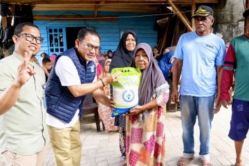 Anggota DPR salurkan 1.000 paket beras bagi warga miskin di Kendari