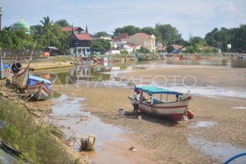 Nelayan sulit melaut akibat pendangkalan sungai di Padang