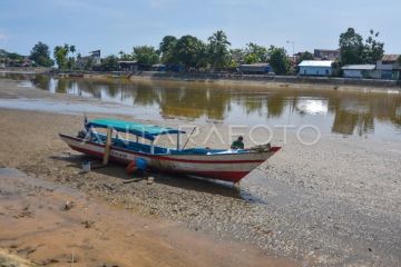 Nelayan sulit melaut akibat pendangkalan sungai di Padang