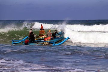 Tradisi larung sesaji Pantai Serang