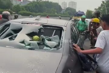 Sebuah BMW listrik diamuk massa usai tabrak lari pemotor di Kembangan