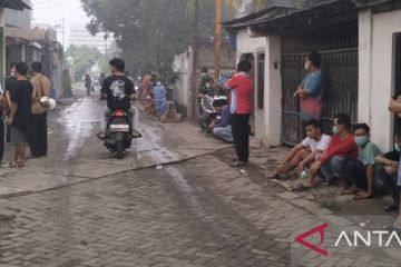 Nakes bagikan masker ke warga terdampak asap kebakaran pabrik sandal