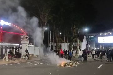 Polisi pukul mundur aksi massa berujung anarkis di Grahadi