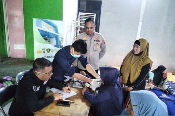 Dokkes Polri periksa kesehatan warga terdampak kebakaran TPA di Banten