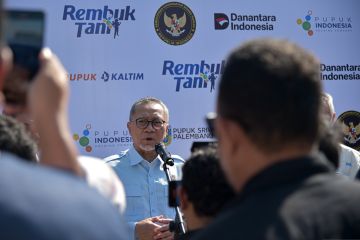 BANTUAN PUPUK UNTUK PETANI SIGI