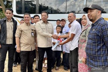 KSP salurkan bus sekolah dan tambah gaji guru honorer SLB di Kendari