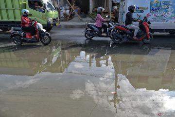 Genangan air akibat drainase tersumbat sampah di Kota Palu