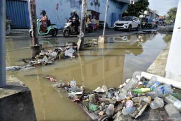 Genangan air akibat drainase tersumbat sampah di Kota Palu