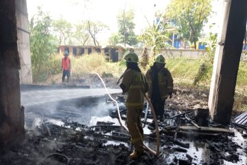 Gulkarmat padamkan kebakaran gudang tumpukan kayu dan kardus di Jakut