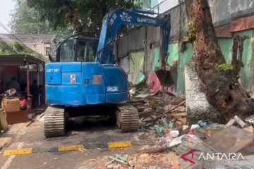 Petugas gabungan bongkar tujuh bangunan liar di Kampung Bali Jakpus