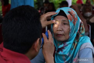 Pemeriksaan kesehatan mata lansia di Pontianak