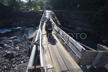 Jembatan rusak di Padang