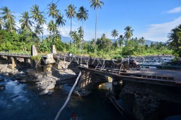 Jembatan rusak di Padang
