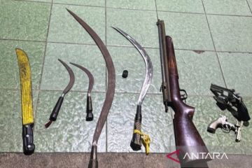 Polisi tangkap pemuda bawa celurit-airsoft gun saat tawuran di Depok