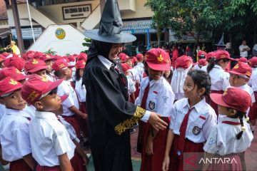 Keseruan hari pertama masuk sekolah di berbagai daerah