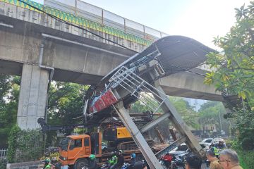 Lalu lintas macet akibat truk angkut alat berat tersangkut JPO Tendean