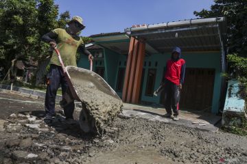 Perbaikan jalan desa program padat karya