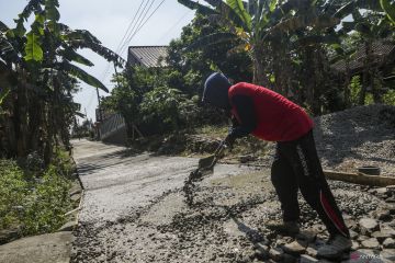 Perbaikan jalan desa program padat karya