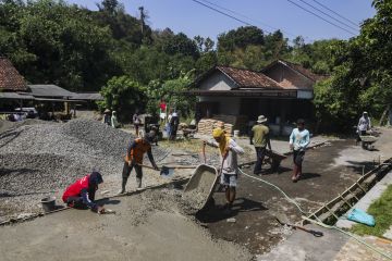 Perbaikan jalan desa program padat karya