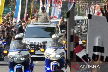 Warga Malang kibarkan Bendera Merah Putih sambut kedatangan Presiden