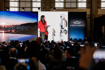 Robot AiMOGA unjuk kebolehan di peresmian pabrik Chery Afrika Selatan