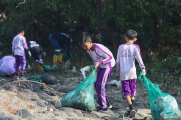 Aksi bersih pantai dari sampah plastik