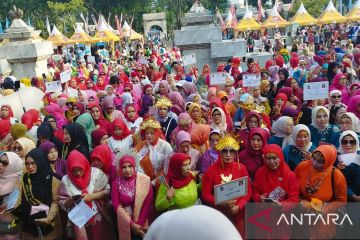 Seribuan warga Palembang ramaikan parade kebaya di Jembatan Ampera