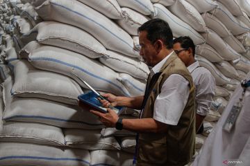 Tinjau stok beras