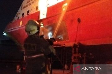 25 personel Gulkarmat padamkan kapal terbakar di Muara Baru Jakut