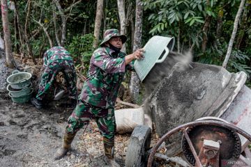 TNI bantu warga bangun jalan desa