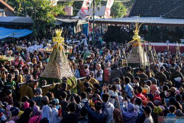 Berebut apem di Saparan Ki Ageng Wonolelo