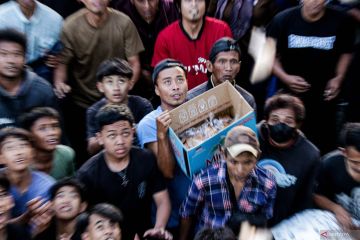 Berebut apem di Saparan Ki Ageng Wonolelo