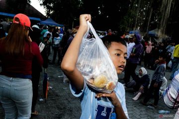 Berebut apem di Saparan Ki Ageng Wonolelo