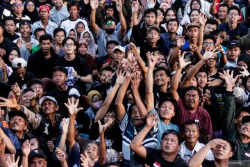 Berebut apem di Saparan Ki Ageng Wonolelo