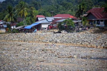 Debit air sungai menyusut di Padang
