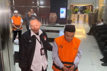KPK tahan tiga tersangka yang diduga suap anggota DPR RI Anwar Sadad