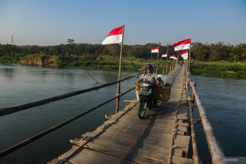 Jembatan Musiman Berhias Merah Putih