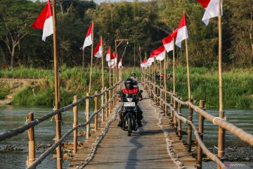 Jembatan Musiman Berhias Merah Putih